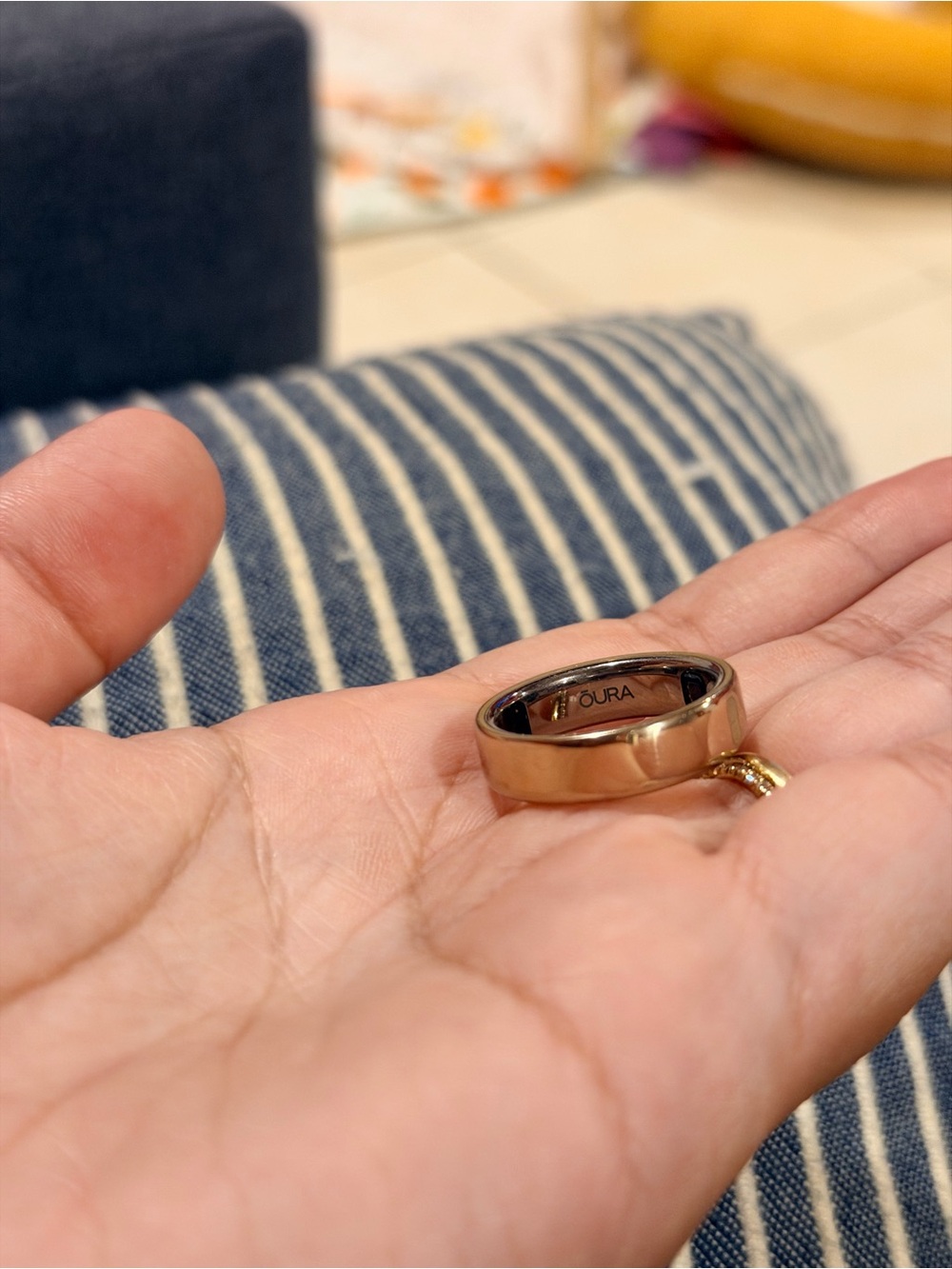 Oura Ring 5 – Gold – Size 10 – Excellent Condition + Original Charger